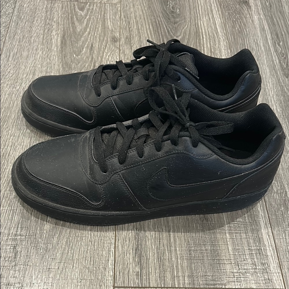 Nike low top black sneakers.